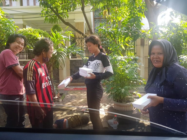 Jaringan Jurnalis Kristiani dan Dapoer Kasih Bagikan Makanan Siap Saji