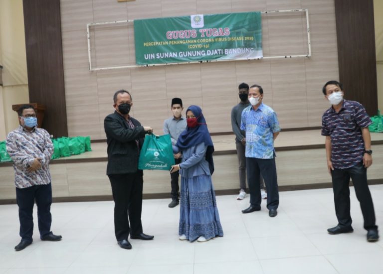Gugus Tugas Covid-19 UIN Bandung Bagikan 800 Paket Sembako untuk Mahasiswa