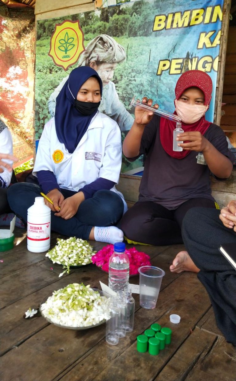Siasati Situasi Pandemi Covid-19, Petani Florikultura di Banjar Produksi Hand Sanitizer