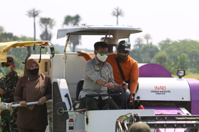 Menteri Syahrul Jajal Langsung Combine Harvester saat Panen Raya di Pandeglang