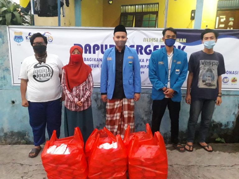 PMII Ciputat Inisiasi ‘Dapur Bergerak’ Distribusikan Makanan Sahur dan Buka Puasa