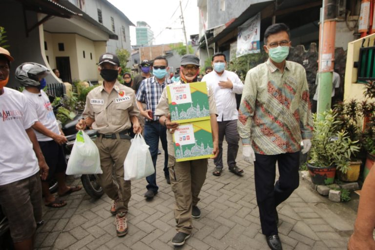 Peduli Warga di Sekitar Kantor, Pertamina Bagikan 400 Paket Sembako Di Makassar