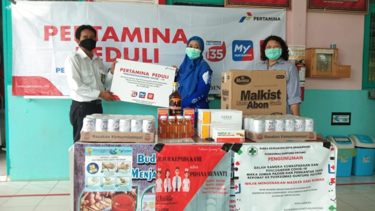 Peduli Covid-19, Pertamina Serahkan Bantuan APD dan Obat-obatan untuk Puskesmas Guntung Payung