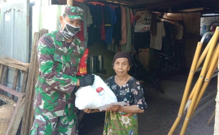 Koramil Sukmajaya Depok Salurkan Ratusan Paket Sembako untuk Warga Terdampak Covid-19