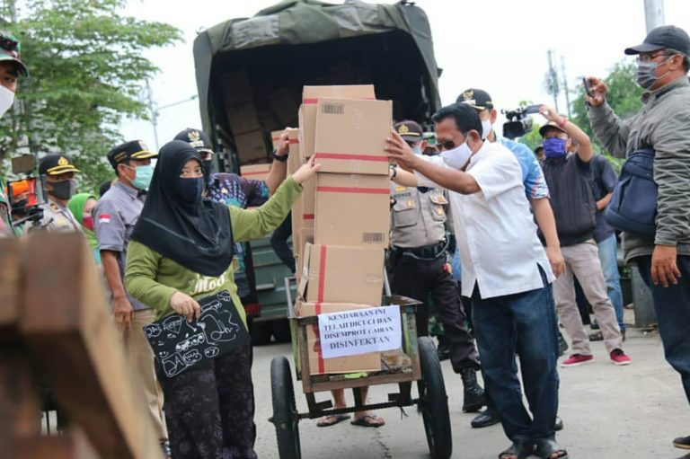 Hari Pertama PSBB, DKI Salurkan Bansos ke Warga Cilingcing dan Jatinegara