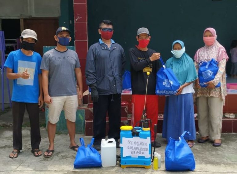 Pengurus RT 09 Mekarjaya Depok Inisiatif Semprot Disinfektan dan Bagi Sembako