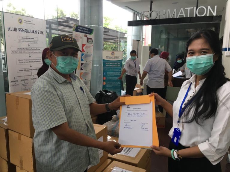 LaNyalla Academia Serahkan Bantuan APD dan Masker ke RS Unair Surabaya