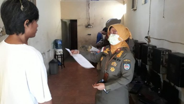 Satpol PP Depok Larang Warga Shalat Idul Fitri di Tempat Umum
