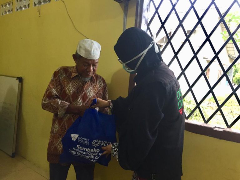 Dompet Dhuafa-YBM PLN UPK Distribusikan Paket Sembako ke Desa Terdampak Covid-19