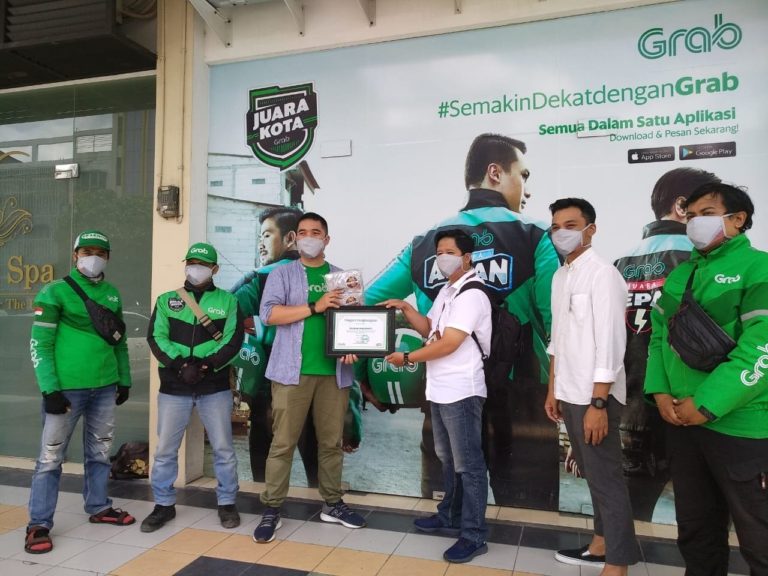 Telkom University Bagikan Masker Kain untuk Pengendara Ojol