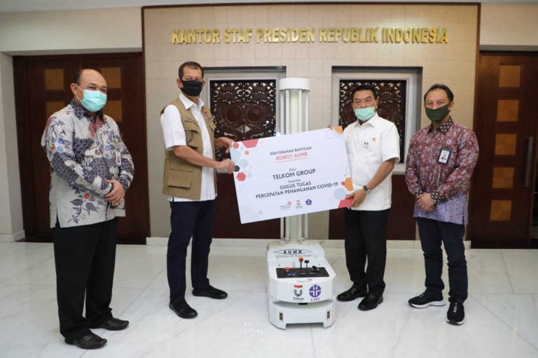 Cegah Penyebaran Covid-19 Terhadap Tenaga Medis, Telkom Serahkan Bantuan Robot Disinfeksi