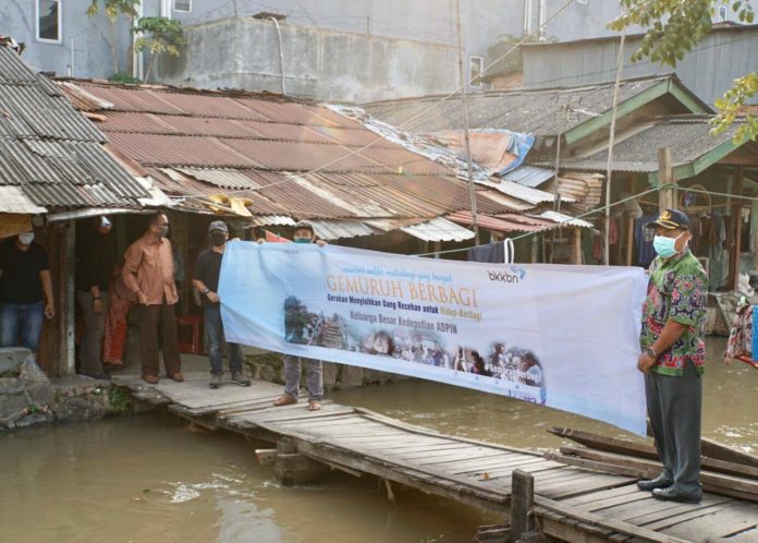 Foto 4 - H. Nofrijal Deputi ADPIN BKKBN, saat serahkan bantuan pada warga kawasan kumuh di Kelurahan Margahayu, Kecamatan Bekasi Timur. (Dok. Istimewa)