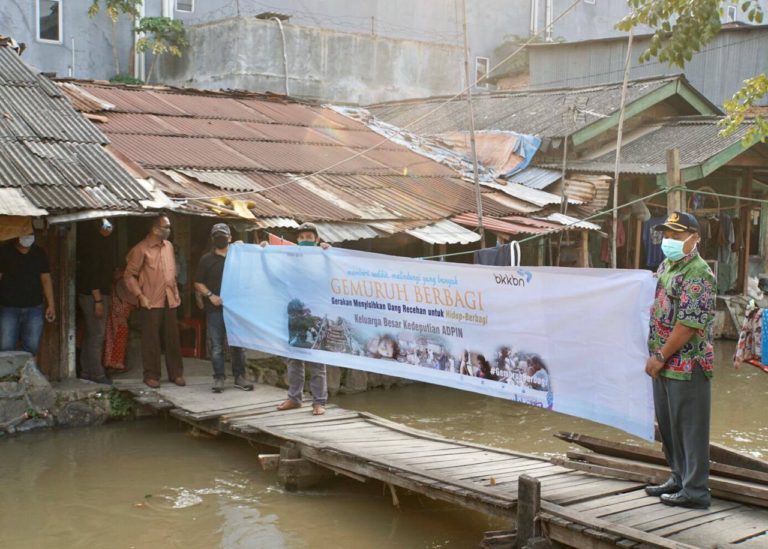 Peduli Covid-19, ADPIN BKKBN Serahkan Bantuan pada Warga Kampung Kumuh Bekasi Timur