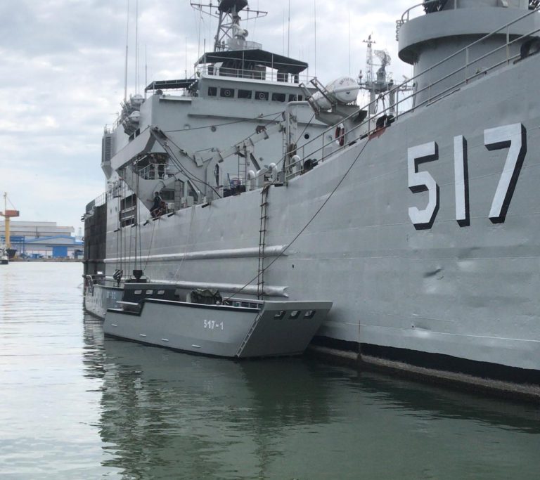 Pakai Kapal Perang, Pemprov Jatim Kirim Bantuan Sembako ke Pulau-Pulau Sumenep