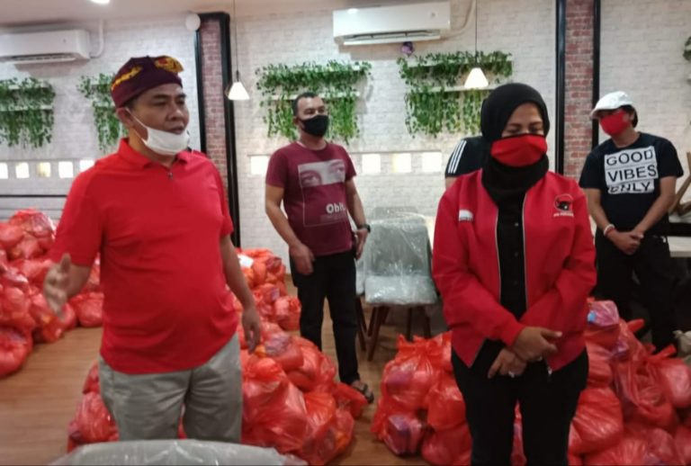 Politisi PDIP Sukur Nababan Bagikan 1000 Paket Sembako untuk Warga Terdampak Corona di Depok