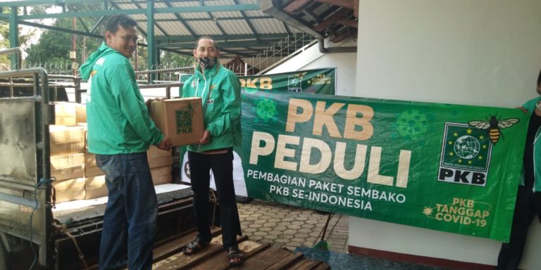 Kritik Penyaluran Bansos Pemprov DKI, PKB Jaksel bagikan Paket Bahan Pokok untuk Warga