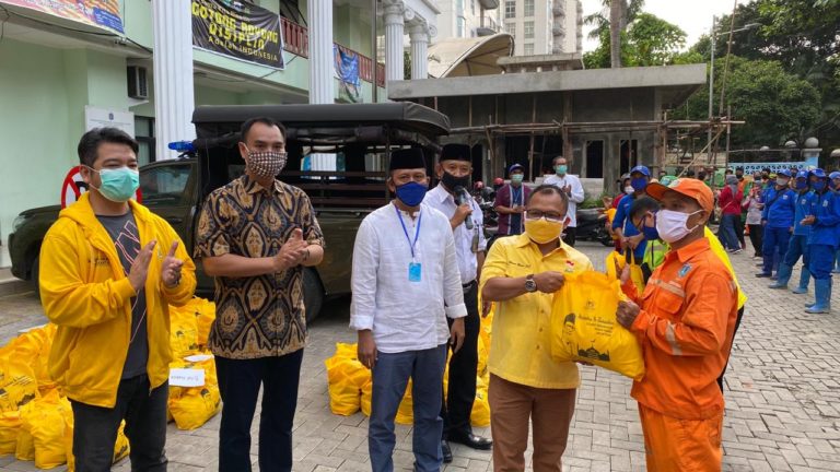 Golkar DKI Bagikan Sembako ke Petugas PJLP dan PHL di Kecamatan Menteng