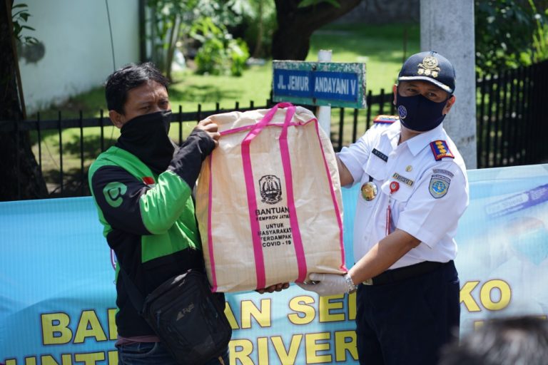 Dishub Jatim Bagikan 500 Paket Sembako untuk Ojol