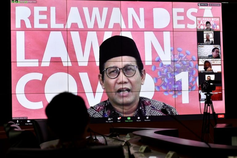 Mendes PDTT Lepas 2.045 Mahasiswa KKN UNS dalam Situasi Covid-19