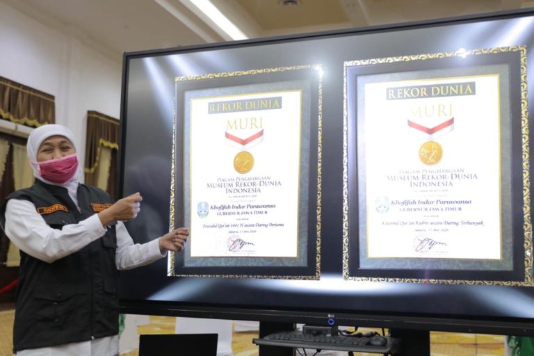 Gubernur Khofifah Raih Dua Penghargaan MURI untuk Khotmil Qur’an Kubro dan Nuzulul Qur’an via Daring