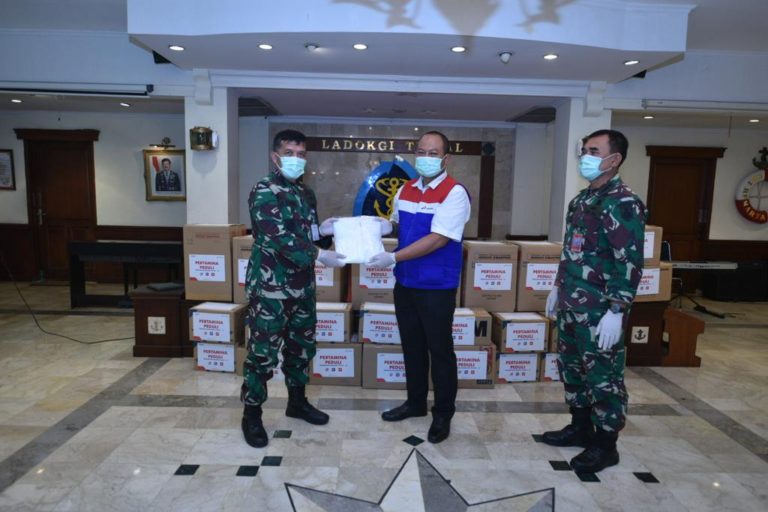 Pertamina Distribusikan APD dan Masker Bagi Tenaga Medis TNI AL