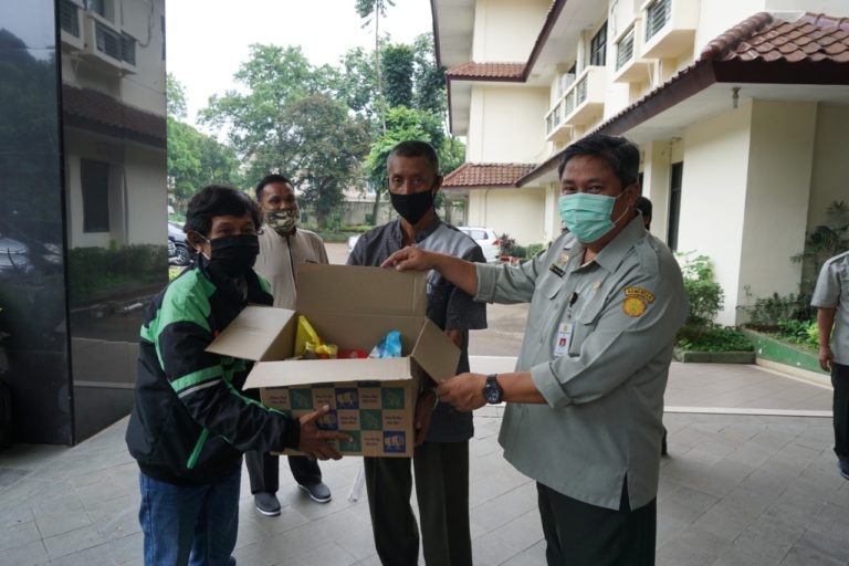 Bantu Warga, Kementan Salurkan Bantuan Sembako Hingga Benih Sayur dan Buah
