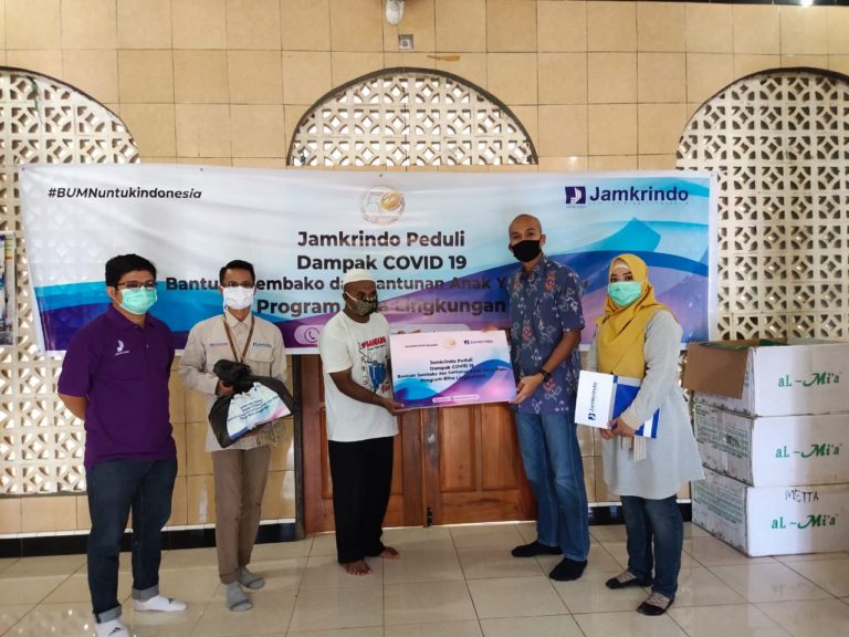 Jelang HUT ke-50, Jamkrindo Jayapura Berikan Sembako dan Santuni Anak Yatim