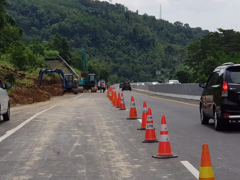 Update Penanganan Longsor di Jalan Tol Semarang-Solo; Satu Lajur Dapat Dilewati dengan Aman