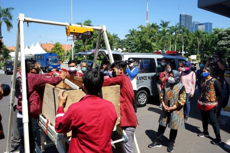 IT Telkom Surabaya Serahkan Robot Servis dan Ruang Steriliasi APD ke Pemkot