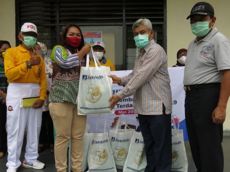 [Foto] Jamkrindo Peduli Serahkan Bantuan APD ke RSUD Depok
