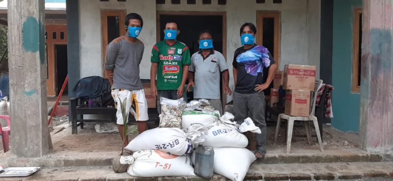 Nelayan-Petani Barter Bahan Pangan melalui Lumbung Pangan Nelayan