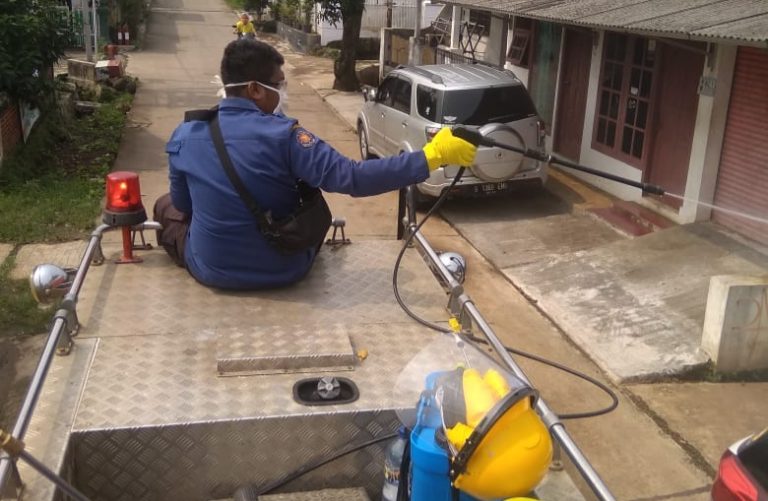 Cegah Penyebaran Covid-19, Dua Lokasi Khusus di Sukatani Depok Disemprot Disinfektan