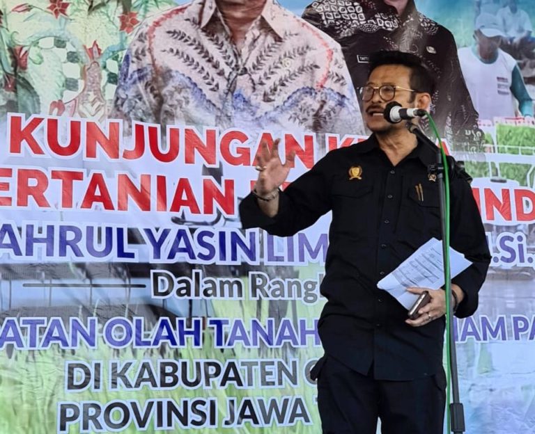 Mentan Panen dan Percepat Tanam Padi di Cilacap