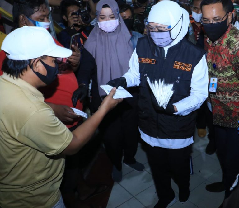 Bagikan Masker dari Presiden Jokowi, Khofifah: Efektif Cegah Penularan Hingga 60 Persen