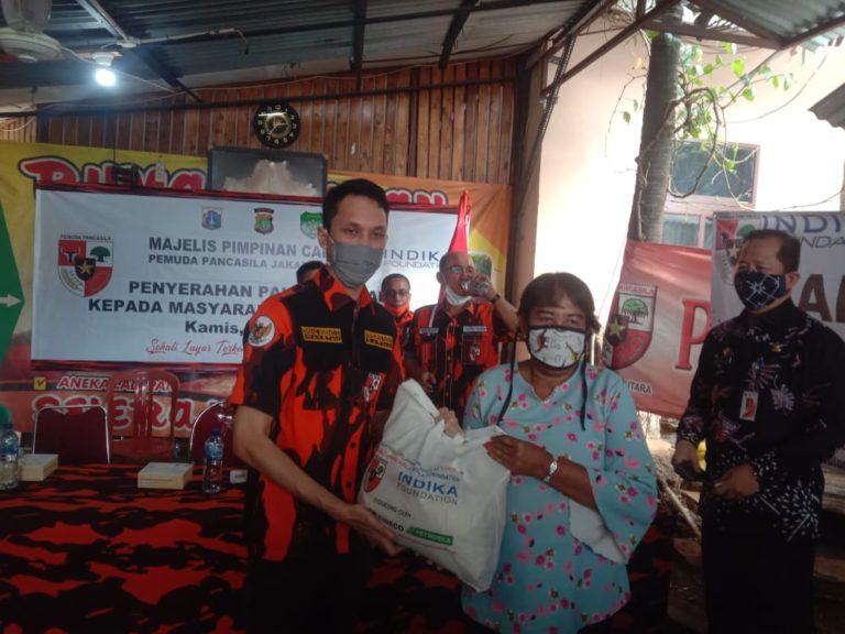 Pembagian Bansos tidak Merata, Pemuda Pancasila Sebar Sembako di Jakarta Utara