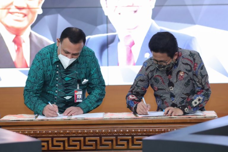 Kemendes dan KPK Teken MoU Kerjasama Pemberantasan Korupsi di Desa