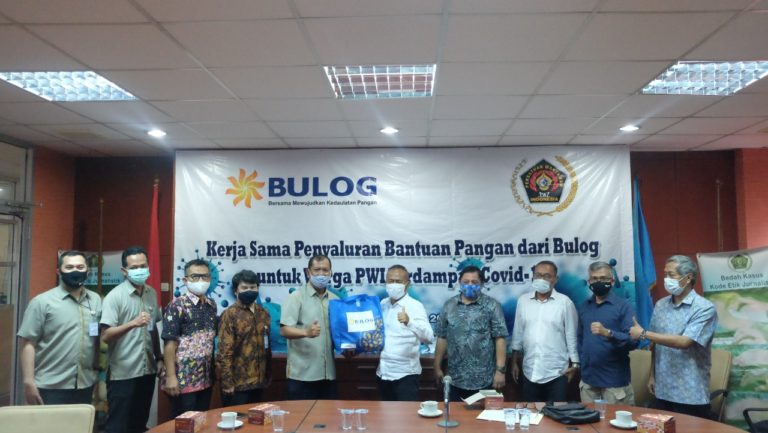 BULOG dan PWI Peduli Salurkan Bantuan Pangan Dampak Covid-19