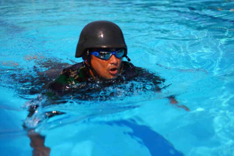 Yon 4 Marinir Gembleng Latihan Renang Militer