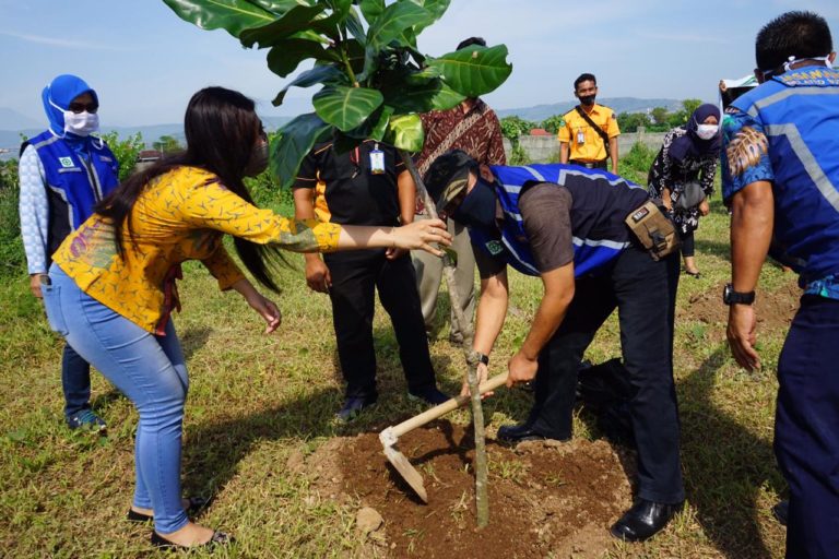 Resmikan Pujasera Baru, PT JMRB Libatkan Pelaku UKM dalam Penanaman Pohon