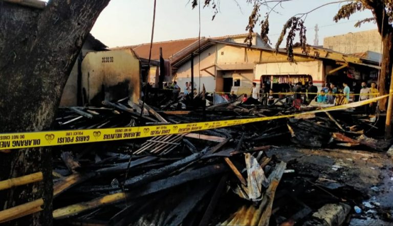 Gudang Kusen di Depok Terbakar, Diduga Akibat Korsleting Listrik
