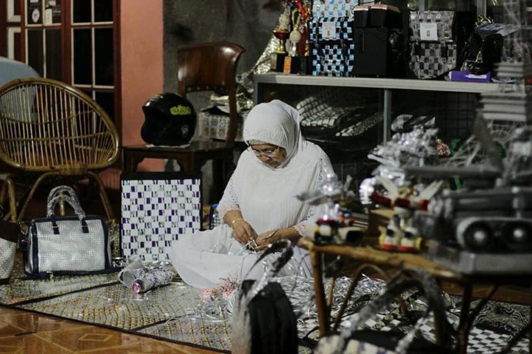 Garuda Indonesia Dukung UMKM Pengrajin Limbah Plastik Masyarakat Lansia