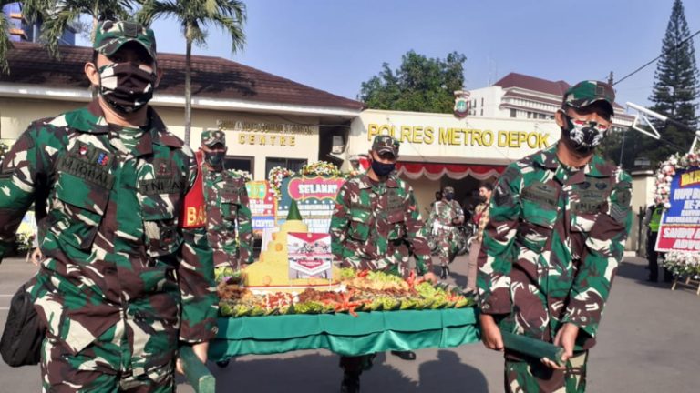 HUT Bhayangkara, Kodim Hadiahi Tumpeng Jumbo ke Polres Depok