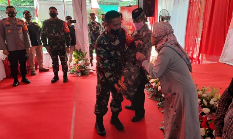 Secara Door to Door, Ster TNI Salurkan 1.200 Paket Sembako di Depok