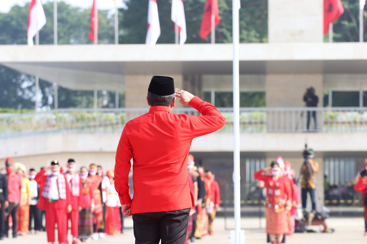 Upacara HUT RI ke-75, PDIP Kompak Kenakan Seragam Adat