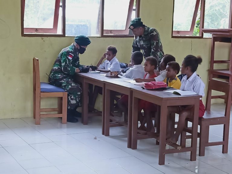 Selain Jaga Perbatasan, Yonif 413 Juga Mengajar