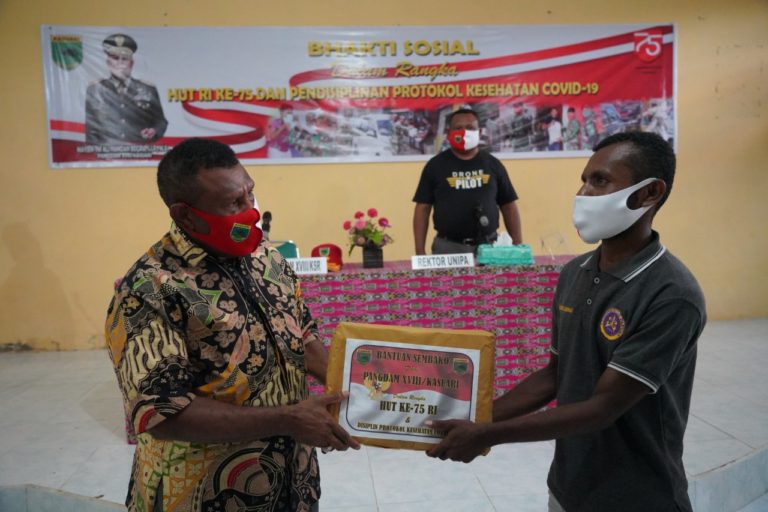 Peringati HUT RI ke-75, Kodam Kasuari Berbagi dengan Mahasiswa Unipa