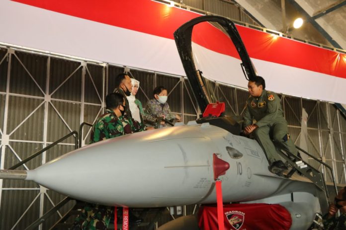 Dua Pesawat F-16 TNI AU Kembali Mengudara - MONITOR