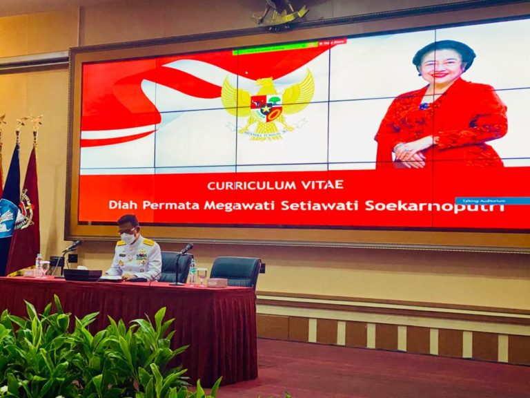 Megawati Orasi, Prabowo Irup, Hasto Jadi Mahasiswa