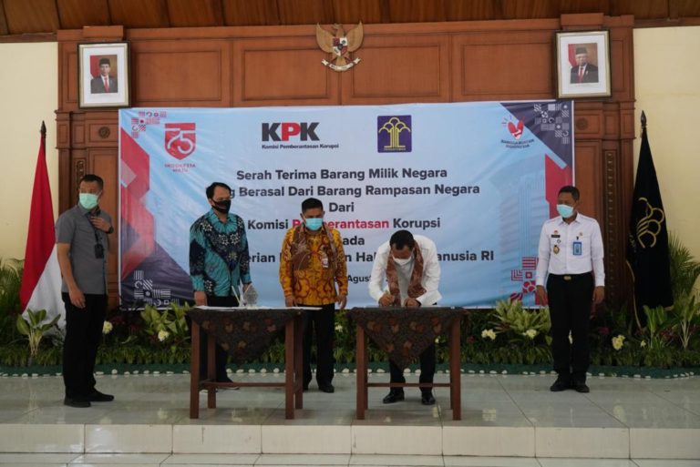 KPK Serahkan Barang Hasil Rampasan ke Kemenkumham