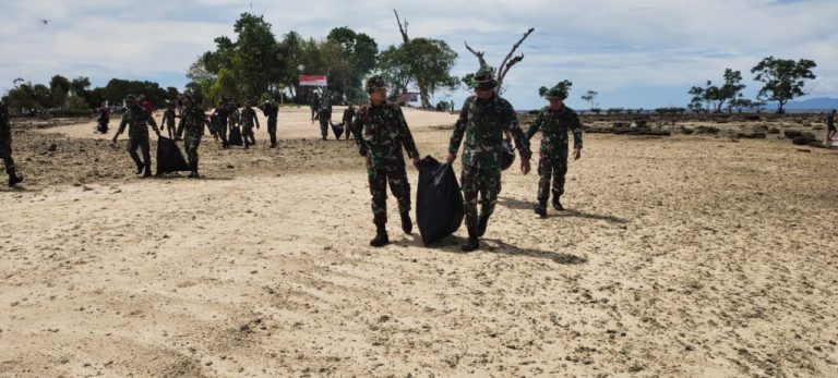 HUT RI ke-75, Kodam Kasuari Bersihkan Sampah di Pulau Raimuti